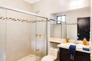 New Villa Walking distance to Ocotal Beach