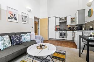 Sleek Modern City Apartment