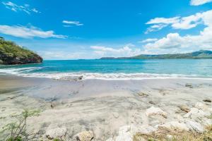 Oceanfront Veranda with Renovated Interior, 7 min Walk to Marina & Beach