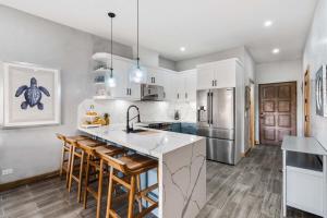 Charming 2BR - 2BA Condo Steps to the Beach