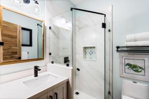 Charming 2BR - 2BA Condo Steps to the Beach