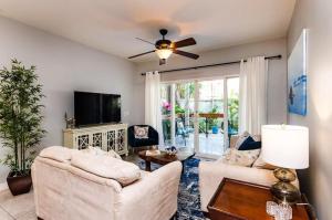 2 BR Pool and Beach Walkable