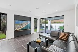 Holiday Paradise 4BR Pool BBQ Parking near Mall n Park - براونز بلاينز