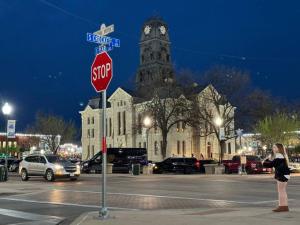3 Bedroom House 5 Min Walk to Square