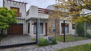 Casa familiar luminosa con cochera y parilla