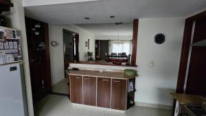 Casa familiar luminosa con cochera y parilla