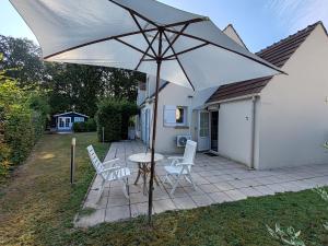 Maisons de vacances Gite lumineux au calme avec jardin, golf, balades en foret, barbecue et velos a Donnery - FR-1-590-367 : photos des chambres