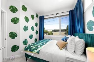 Jungle House, AirCon, Sleeps 8, Near WEM & DT!