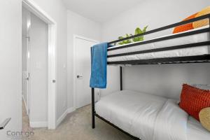 Jungle House, AirCon, Sleeps 8, Near WEM & DT!