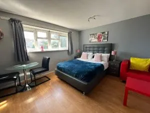 Spacious and Stylish 5 Bed Gem with Private Parking perfect for Large groups and Families - Wednesbury