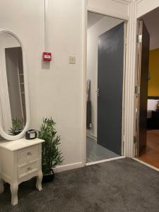 Spacious and Stylish 5 Bed Gem with Private Parking perfect for Large groups and Families