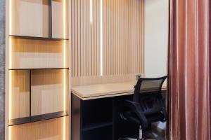 Restful and Cozy Stay Studio with Balcon at Collins Boulevard Apartment By Travelio