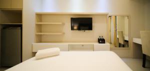 Warm Designed Studio at Orchard Supermall Mansion Apartment By Travelio