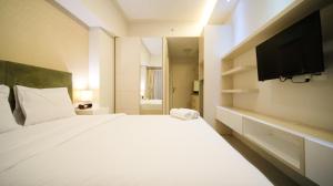 Warm Designed Studio at Orchard Supermall Mansion Apartment By Travelio