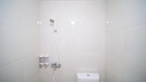 Warm Designed Studio at Orchard Supermall Mansion Apartment By Travelio