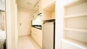 Warm Designed Studio at Orchard Supermall Mansion Apartment By Travelio