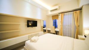 Warm Designed Studio at Orchard Supermall Mansion Apartment By Travelio