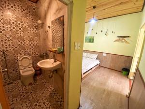 Phòng Gia đình Nhìn ra Vườn (Family Room with Garden View)