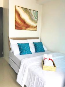 Next to SM Mall, Modern 1BR with Balcony & Pool