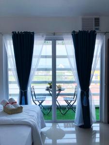 Modern 1BR with Balcony & Pool, Next to SM Mall