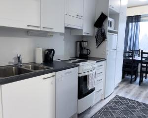 Cozy 1BR City Centre Home with Free Parking