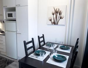 Cozy 1BR City Centre Home with Free Parking