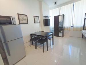 15P Walking distance to Ayala and IT Park with WIFI