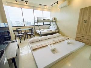 16G Walking distance to Ayala and IT Park with WIFI