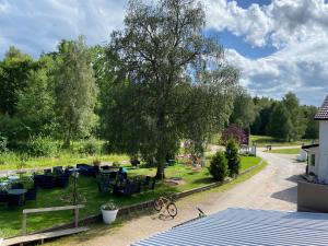 Stor lägenhet ovanpå café ute på landet