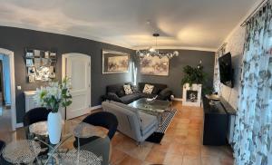 Haus Schmidhuber Ferienwohnung 5 mit Garten und sonniger Terrasse