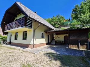 Idyllisches Haus in der Natur