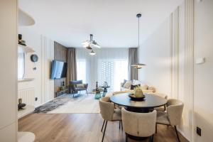 Sleek Premium Apartment with Parking