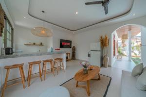 Villa KÂLYANA - NEW Tropical & Modern 3BR Central - Beach Canggu