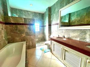 Pool Villa 5bedroom Cosy Beach Pattaya Big area close to the beach