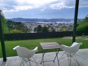 Hobart Retreat with City and Water View - Berriedale