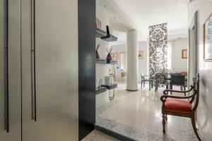 HomyCare Stylish apartment with jacuzzi & balcony steps from Duomo