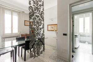 HomyCare Stylish apartment with jacuzzi & balcony steps from Duomo