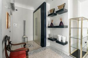 HomyCare Stylish apartment with jacuzzi & balcony steps from Duomo
