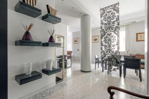HomyCare Stylish apartment with jacuzzi & balcony steps from Duomo