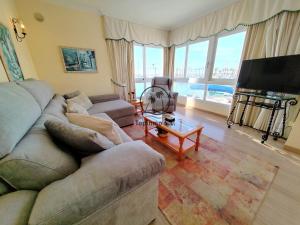 Cozy corner 2 bedroom apartment on new Island complex in marina harbour