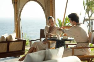 ARNA Suites and Ocean Lounge