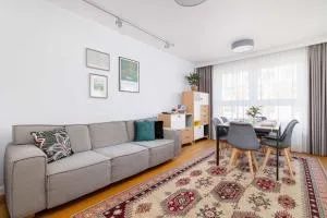 Przytulny i Przestronny Apartament w Krakowie z Parkingiem Biurkiem i 2 Balkonami by Noclegi Renters - Grzegórzki