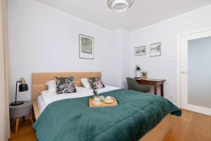 Przytulny i Przestronny Apartament w Krakowie z Parkingiem Biurkiem i 2 Balkonami by Noclegi Renters