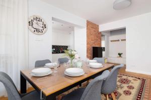 Przytulny i Przestronny Apartament w Krakowie z Parkingiem Biurkiem i 2 Balkonami by Noclegi Renters