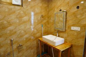 Winterfell Log House Jibhi - With Jacuzzi