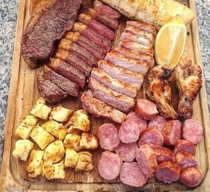 Ampla cobertura 3 dorms 2 vagas a 2 quadras da praia Enseada