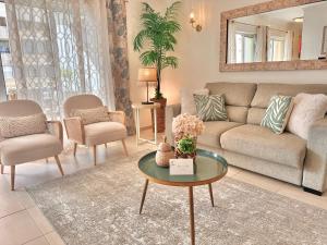 Lovely beachfront apartment with AirconWIFI