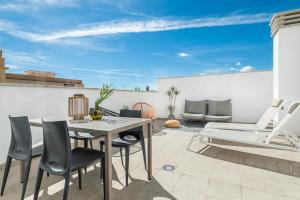 Vibrant apartment with terrace by REMS