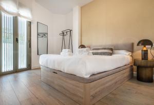 Vibrant apartment with terrace by REMS