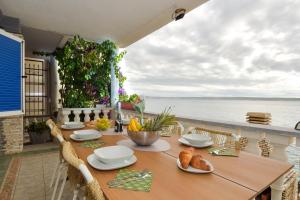 Holiday Home Seafront Escape - Happy Rentals